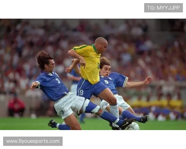 足球天才小罗的舞动人生从球场到舞池的华丽转身