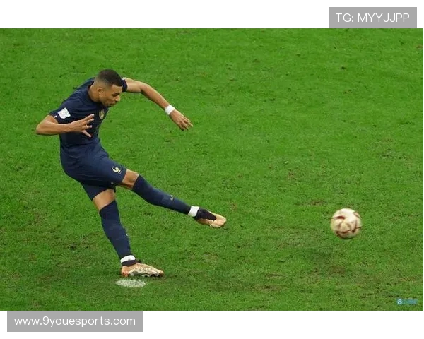 足球巨星正面射门瞬间定格英姿展现力量与自信